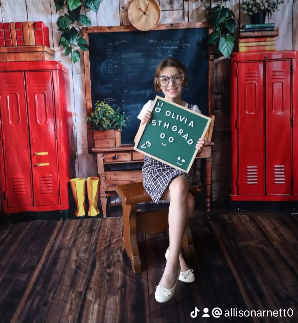 Vuelta a Clases: Armario Rojo, Pizarra, Pared a Rayas de Madera + Suelo de Madera Vieja Marrón Oscuro