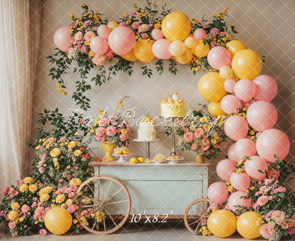 Compleanno estivo di Kate torta smash al limone con arcobaleno di fiori e palloncini, sfondo progettato da Emetselch