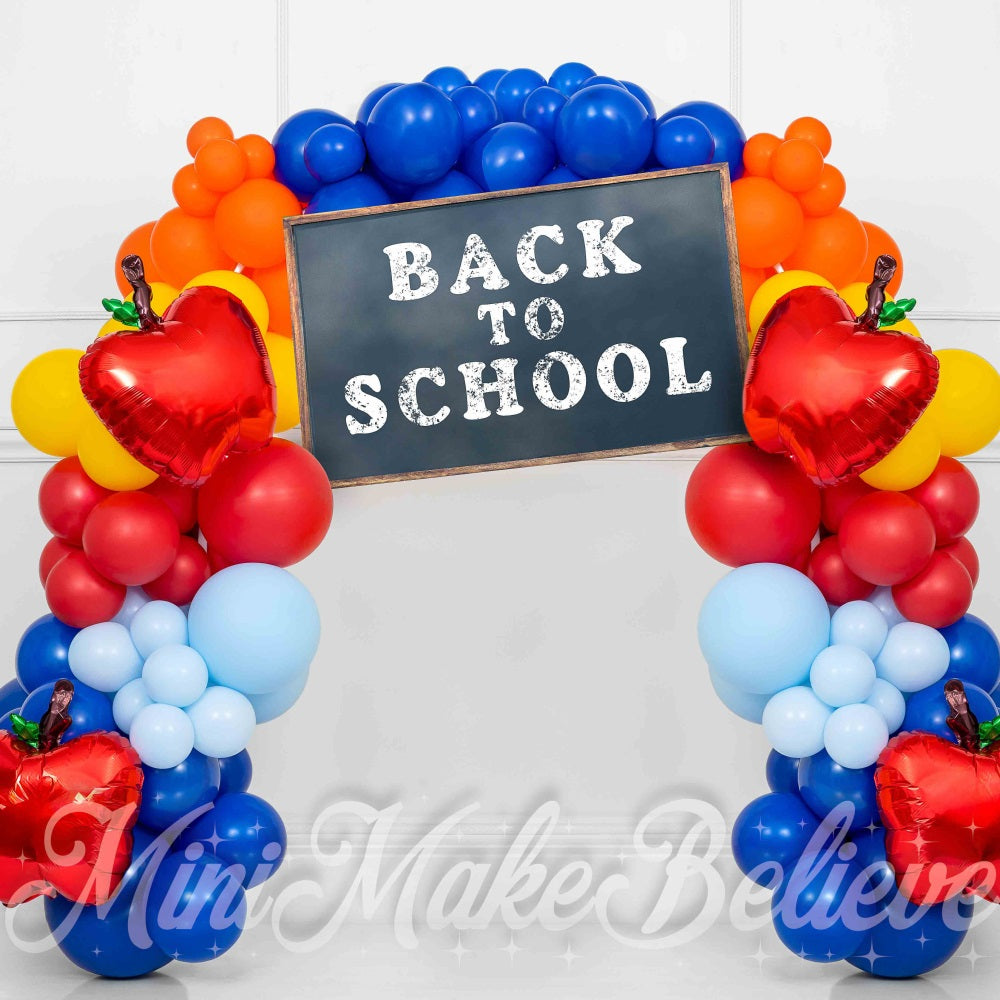 Terug naar school kleurrijke ballonnenboog witte muur achtergrond ontworpen door Mini MakeBelieve.