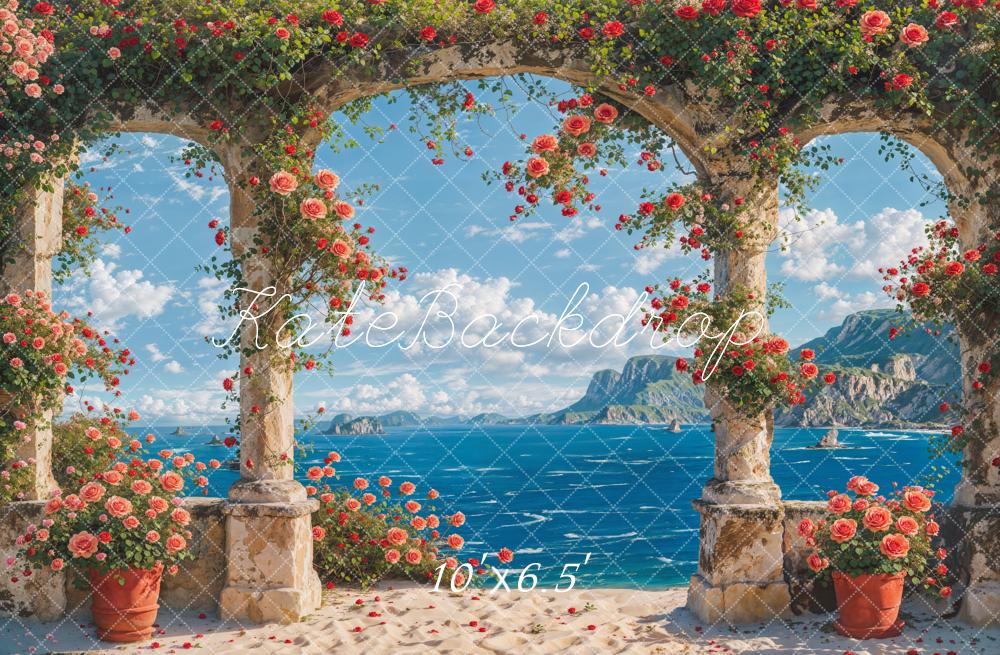 Fondo de puerta en arco de piedra con flores rosas en la playa de verano diseñado por Chain Photography