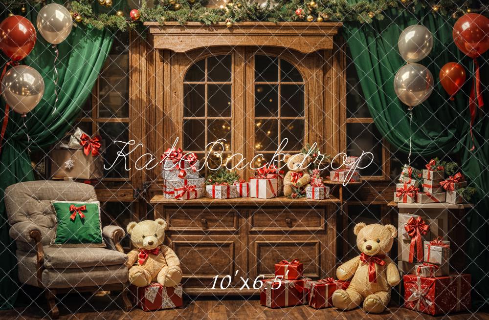 Kerstballon-cadeau met teddybeer groene gordijnen bruine kast achtergrond ontworpen door Emetselch