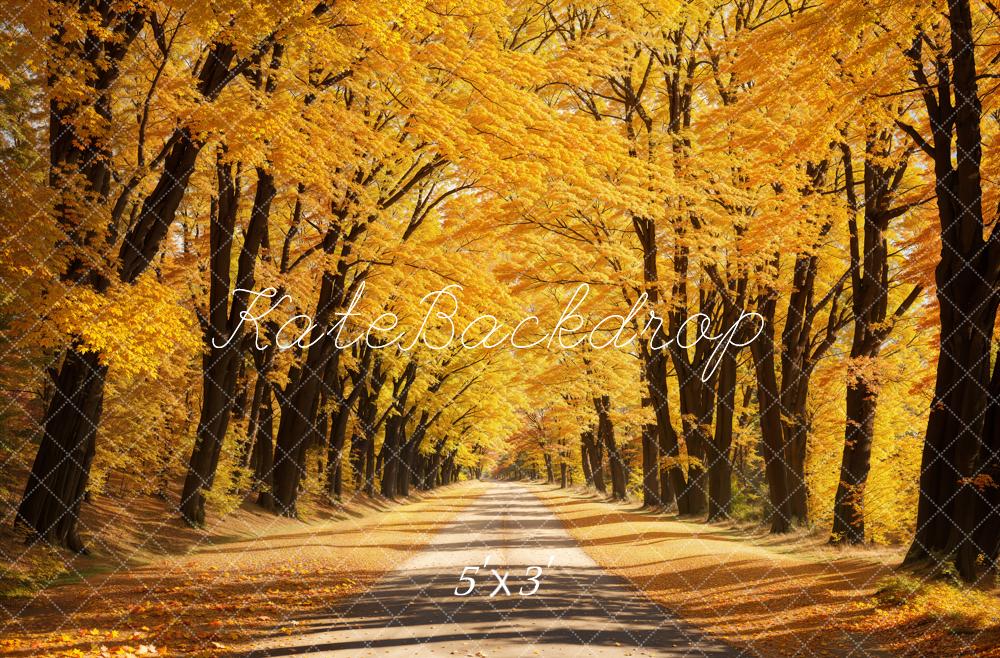 Herfstige buitenbos achtergrond met gele bladeren ontworpen door Emetselch