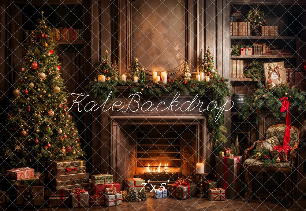 Libro regalo per albero di Natale a mensola con sfondo camino marrone progettato da Emetselch