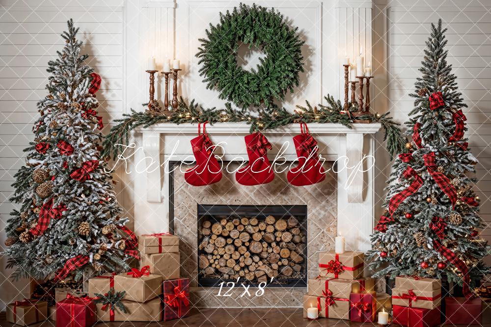 Corona de Navidad verde en el fondo de la habitación con chimenea blanca, diseñada por Emetselch