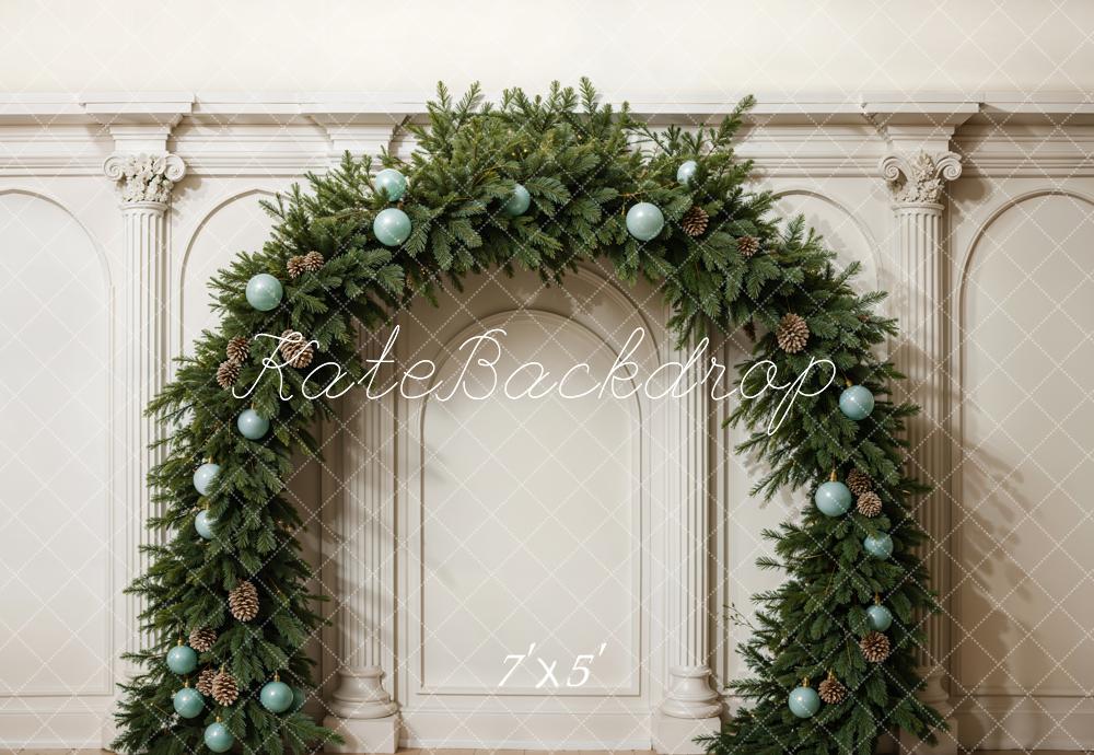 Kerstgroene dennenbladeren boog wit retro muurachtergrond ontworpen door Emetselch
