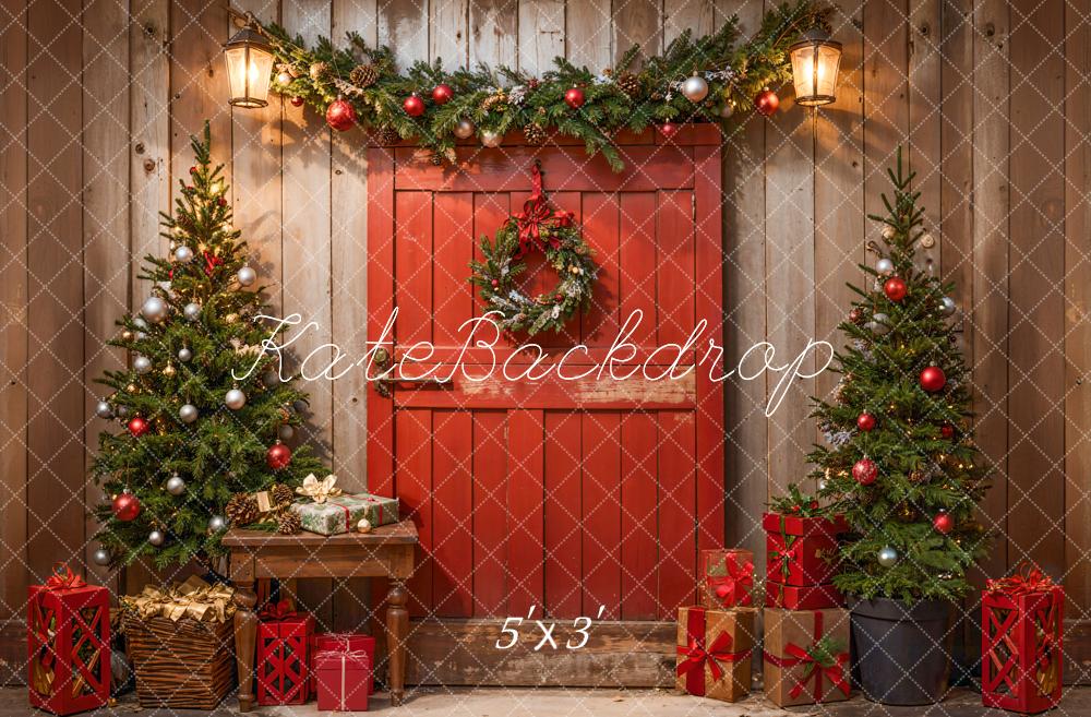 Porta della vecchia stalla rossa per Natale su parete in legno marrone progettata da Emetselch