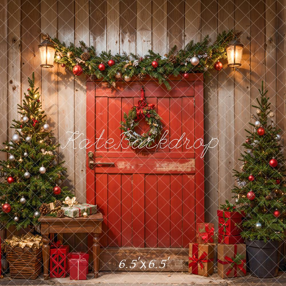 Porta della vecchia stalla rossa per Natale su parete in legno marrone progettata da Emetselch