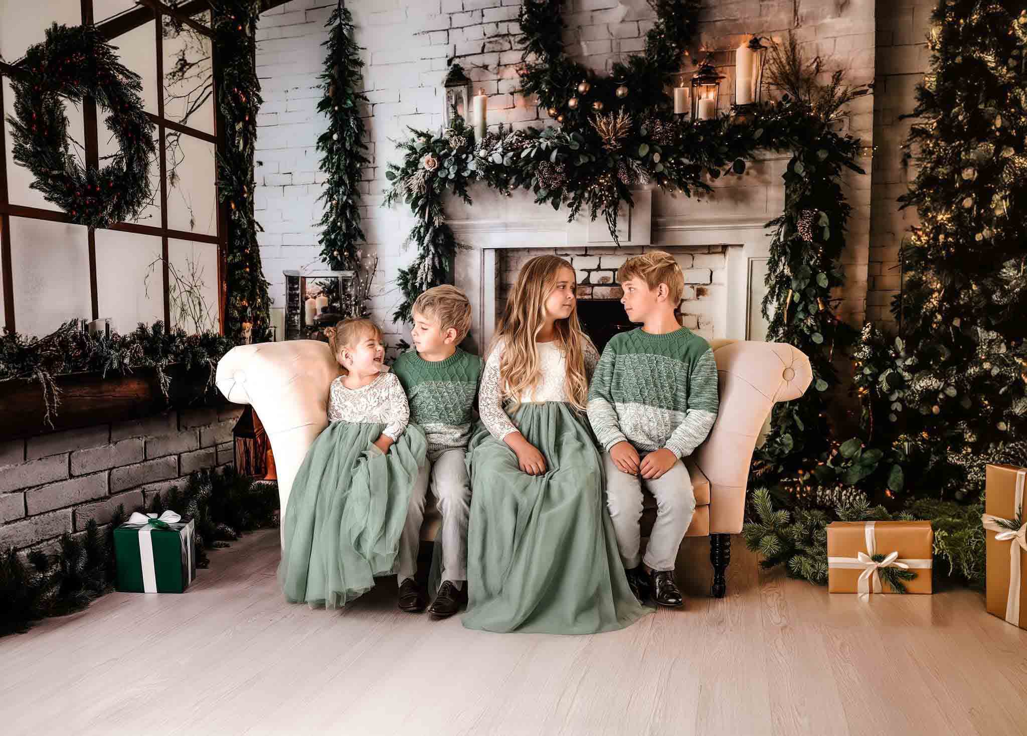 Marco de ventana blanco de ladrillo de Navidad en habitación puesta