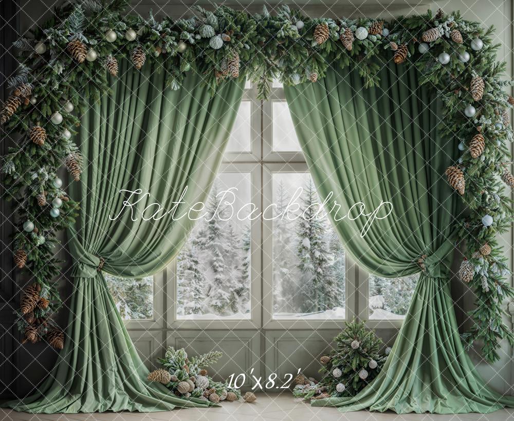 Natale invernale con tenda verde incorniciata dietro la finestra progettata da Emetselch