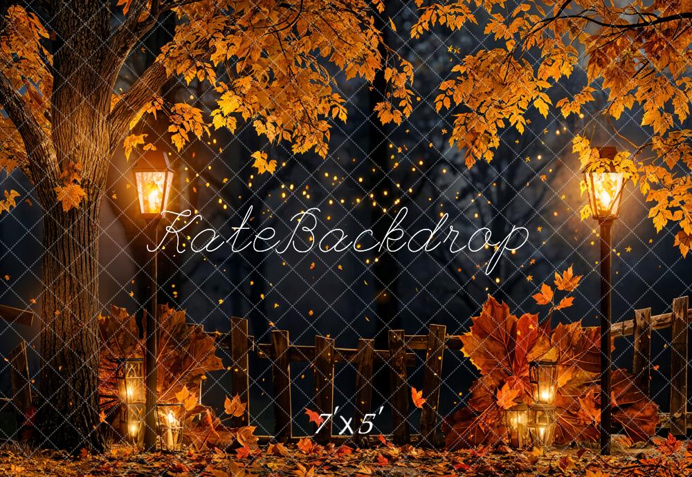 Herfstbosnacht met esdoornbladeren en houten hek Achtergrond Ontworpen door Chain Photography