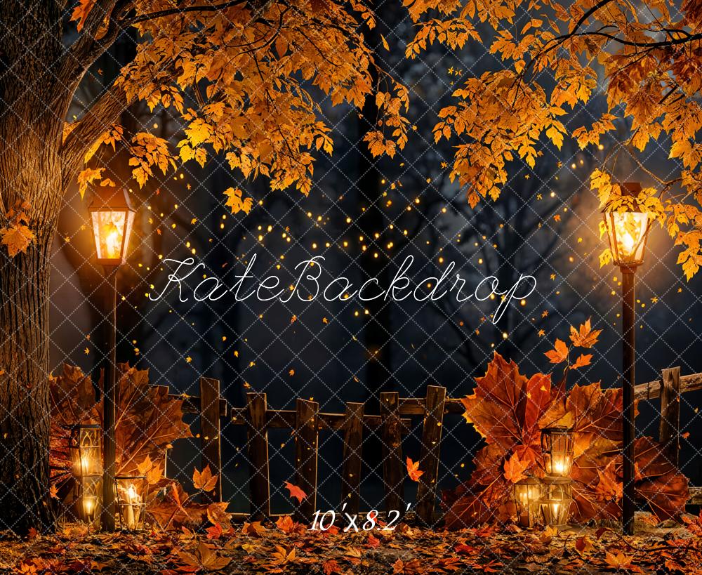 Herfstbosnacht met esdoornbladeren en houten hek Achtergrond Ontworpen door Chain Photography