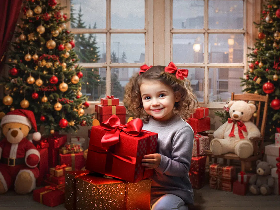 Oso de peluche de Navidad con cortina roja y ventana enmarcada blanca diseñado por Emetselch