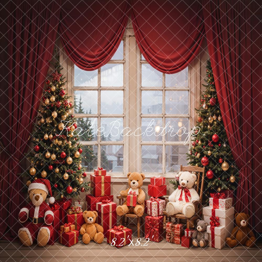 Orsetto natalizio con tenda rossa e sfondo finestra cornice bianca progettato da Emetselch
