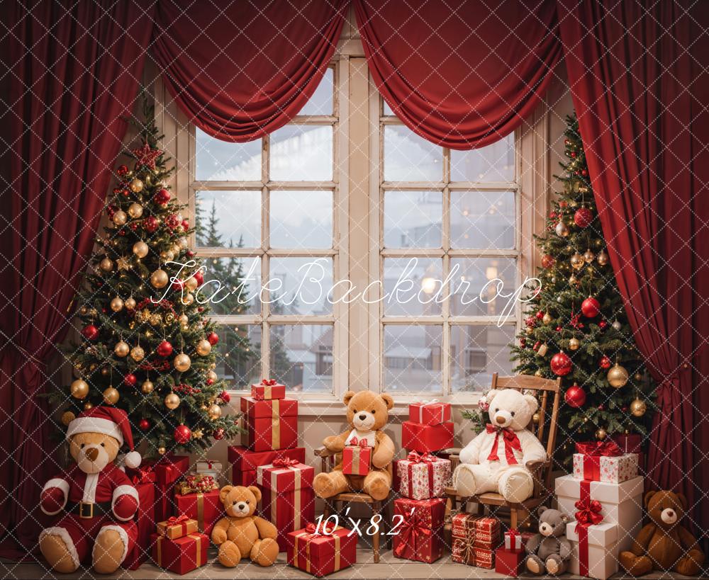 Orsetto natalizio con tenda rossa e sfondo finestra cornice bianca progettato da Emetselch
