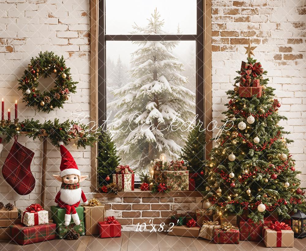 Kerstelfje met ingelijst raam tegen bakstenen muurachtergrond ontworpen door Emetselch