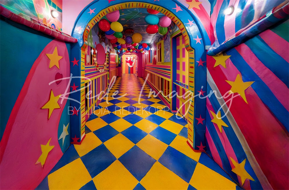 Retro Carnavalkunst Kleurrijke Funhouse Gangachtergrond Ontworpen door Lidia Redekopp