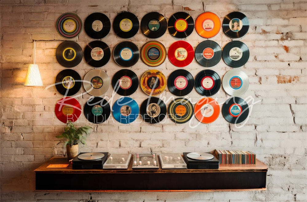 Vintage Vinyl Record Bakstenen Muur Foto Achtergrond Ontworpen door Lidia Redekopp