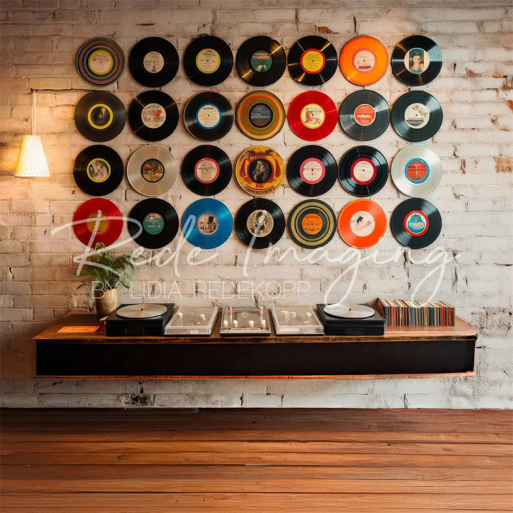 Vintage Vinyl Record Bakstenen Muur Foto Achtergrond Ontworpen door Lidia Redekopp