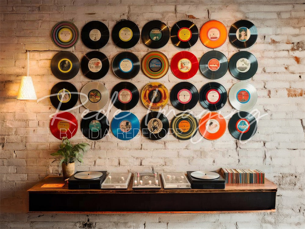 Vintage Vinyl Record Bakstenen Muur Foto Achtergrond Ontworpen door Lidia Redekopp