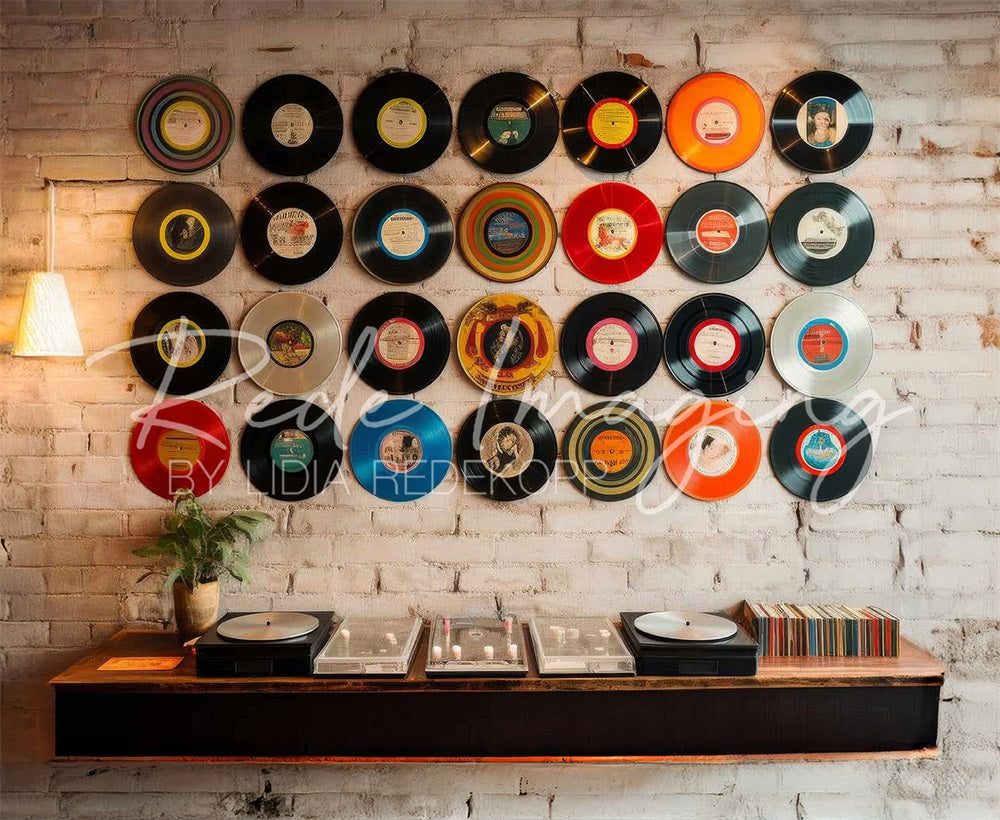 Vintage Vinyl Record Bakstenen Muur Foto Achtergrond Ontworpen door Lidia Redekopp