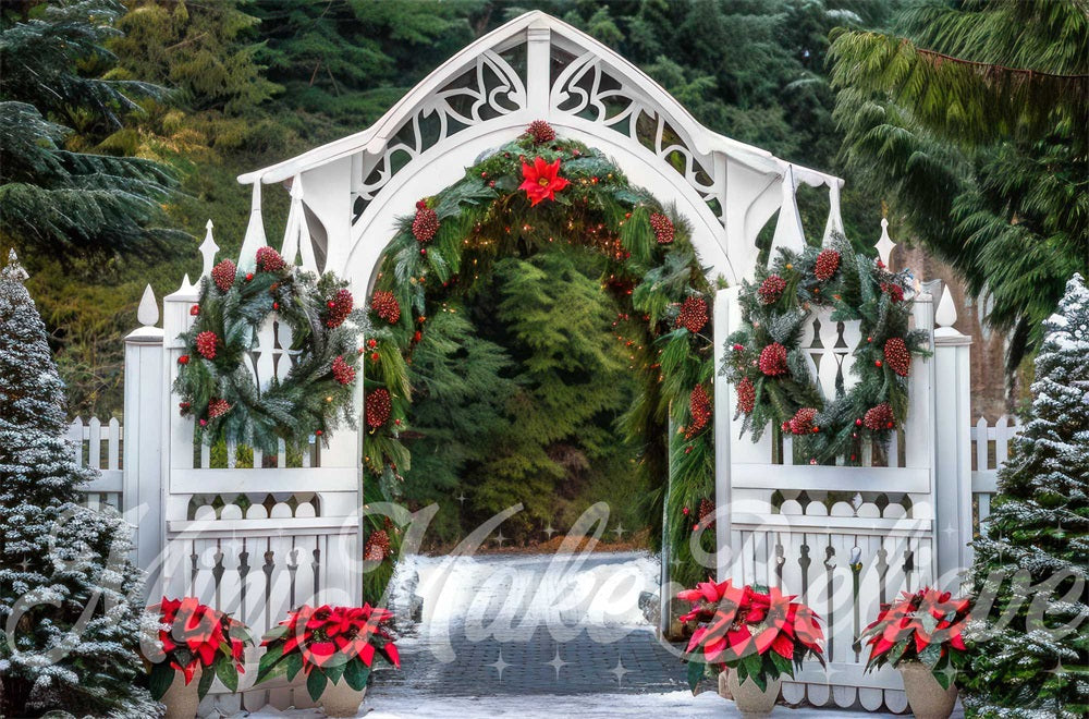 Foresta di Natale con cancello ad arco vintage bianco progettato da Mini MakeBelieve