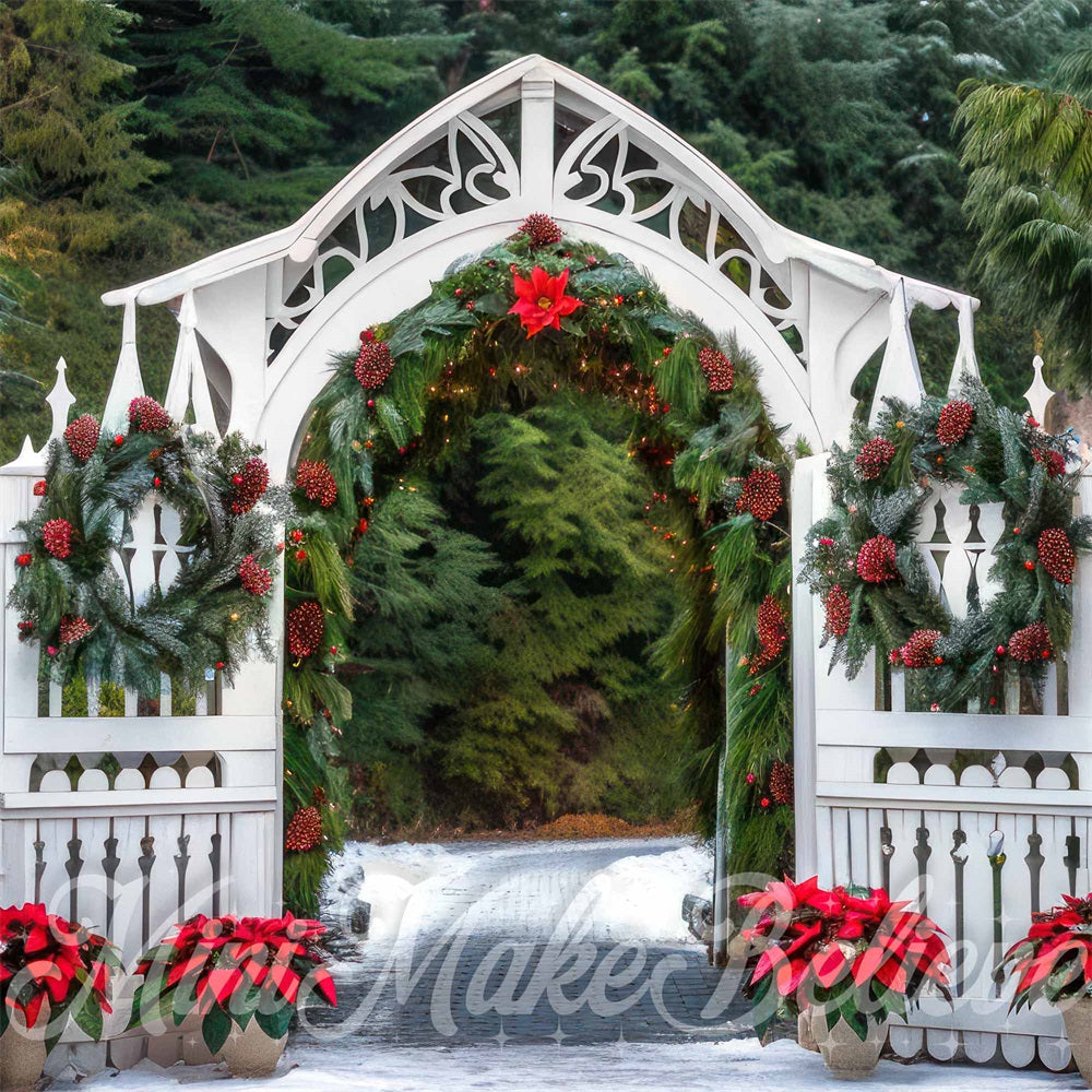 Foresta di Natale con cancello ad arco vintage bianco progettato da Mini MakeBelieve