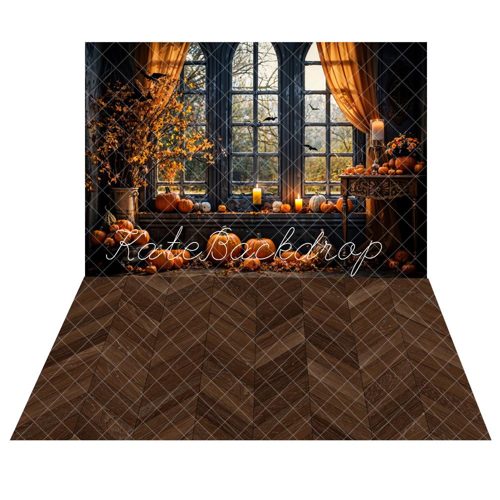 Fondo de ventana en arco negro con calabazas de Halloween de otoño + suelo de madera en espiga marrón oscuro