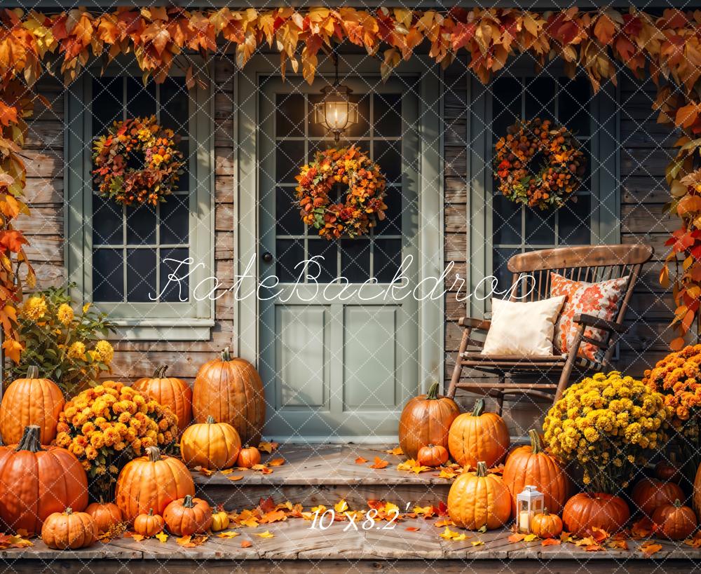 Fondo de Casa de Madera Verde en el Patio de Otoño con Calabazas Diseñado por Chain Photography