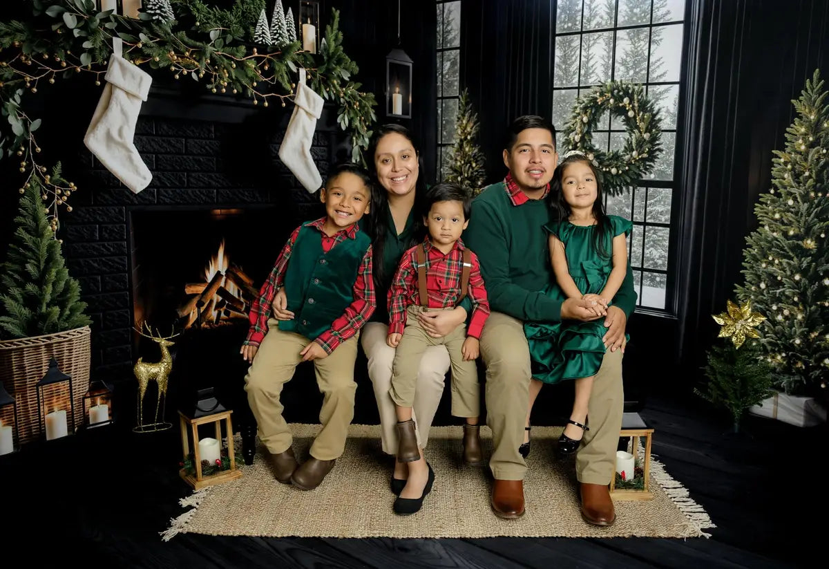 Conjunto de habitación con chimenea de árbol de Navidad negro