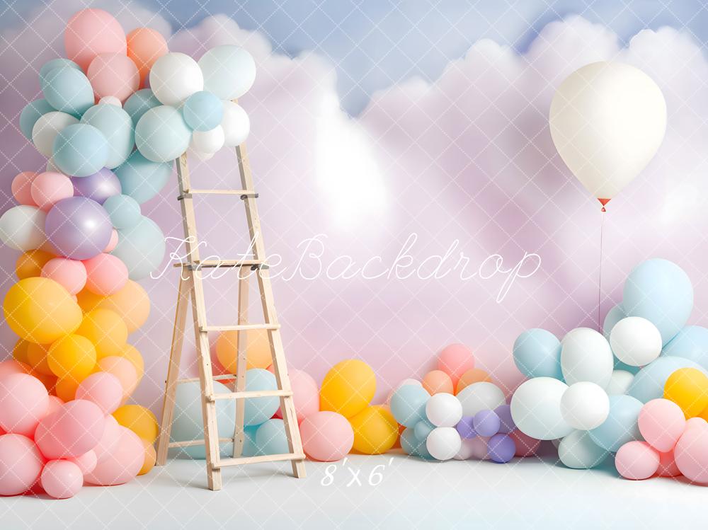 Torta smash per compleanno estivo con palloncini e sfondo nuvola progettata da Chain Photography