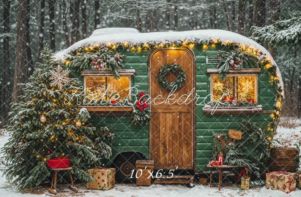 Kerstgroen Campings auto met Sneeuwboom Foto Achtergrond Designed by Emetselch