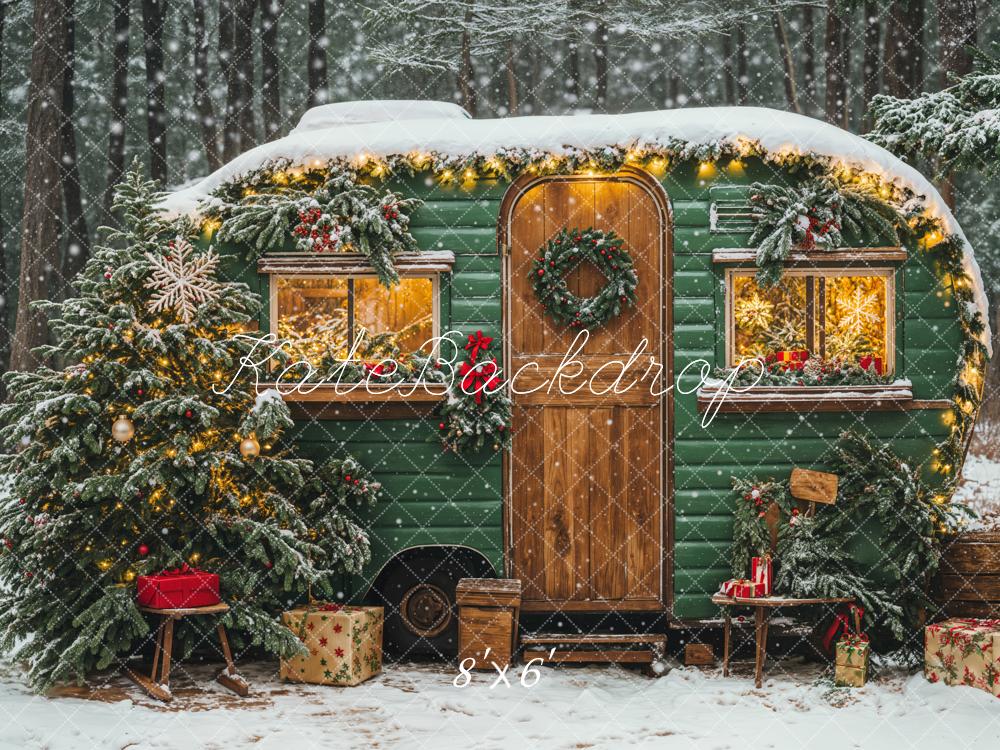 Camión de camping verde navideño con fondo de árbol de nieve diseñado por Emetselch