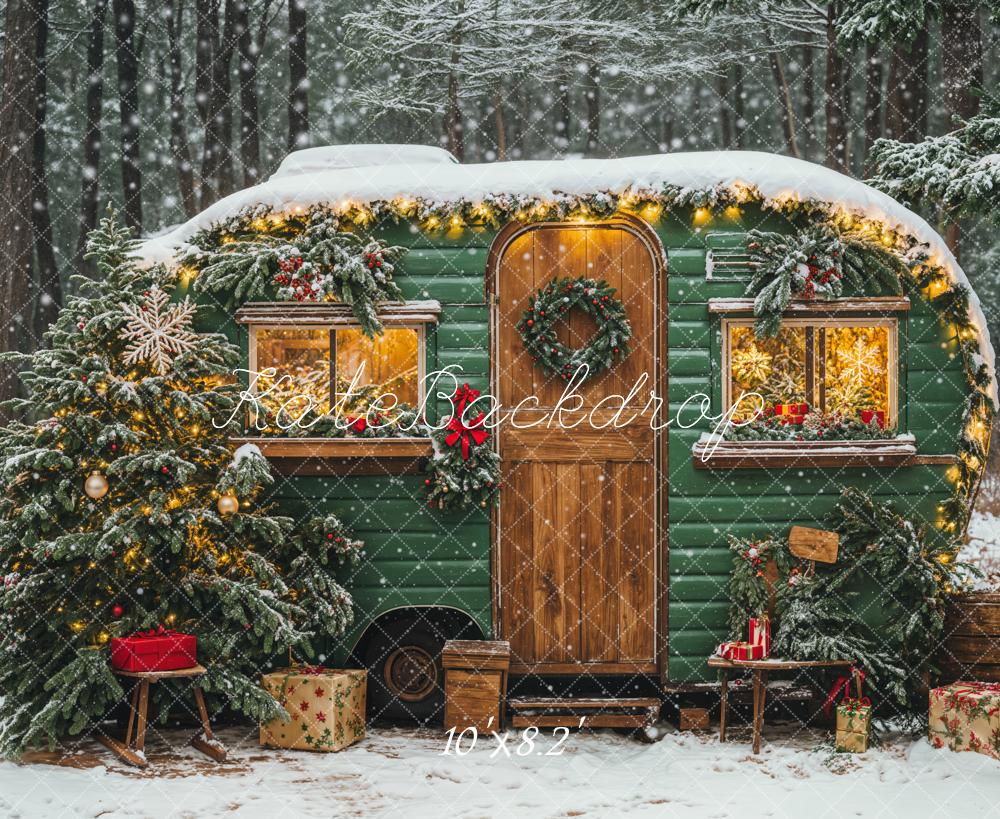 Camión de camping verde navideño con fondo de árbol de nieve diseñado por Emetselch