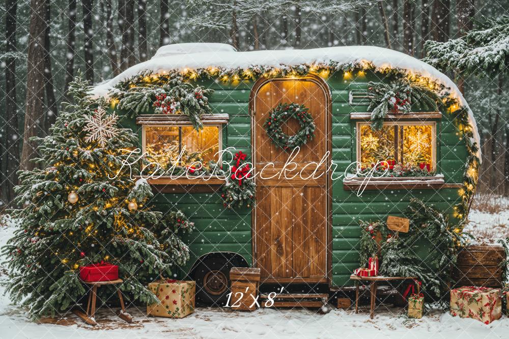 Kerstgroen Campings auto met Sneeuwboom Foto Achtergrond Designed by Emetselch