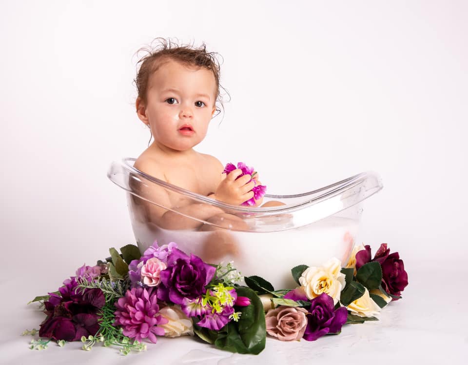 Fotografía de recién nacidos con accesorios de bañera transparente