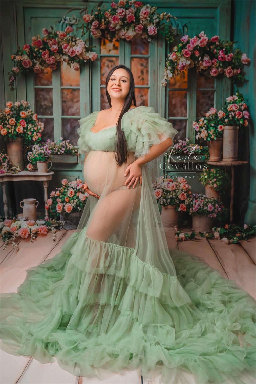 Vestido de maternidad en gasa verde menta para sesión de fotos con pastel