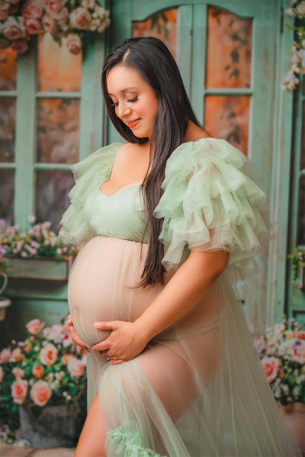 Vestido de maternidad en gasa verde menta para sesión de fotos con pastel