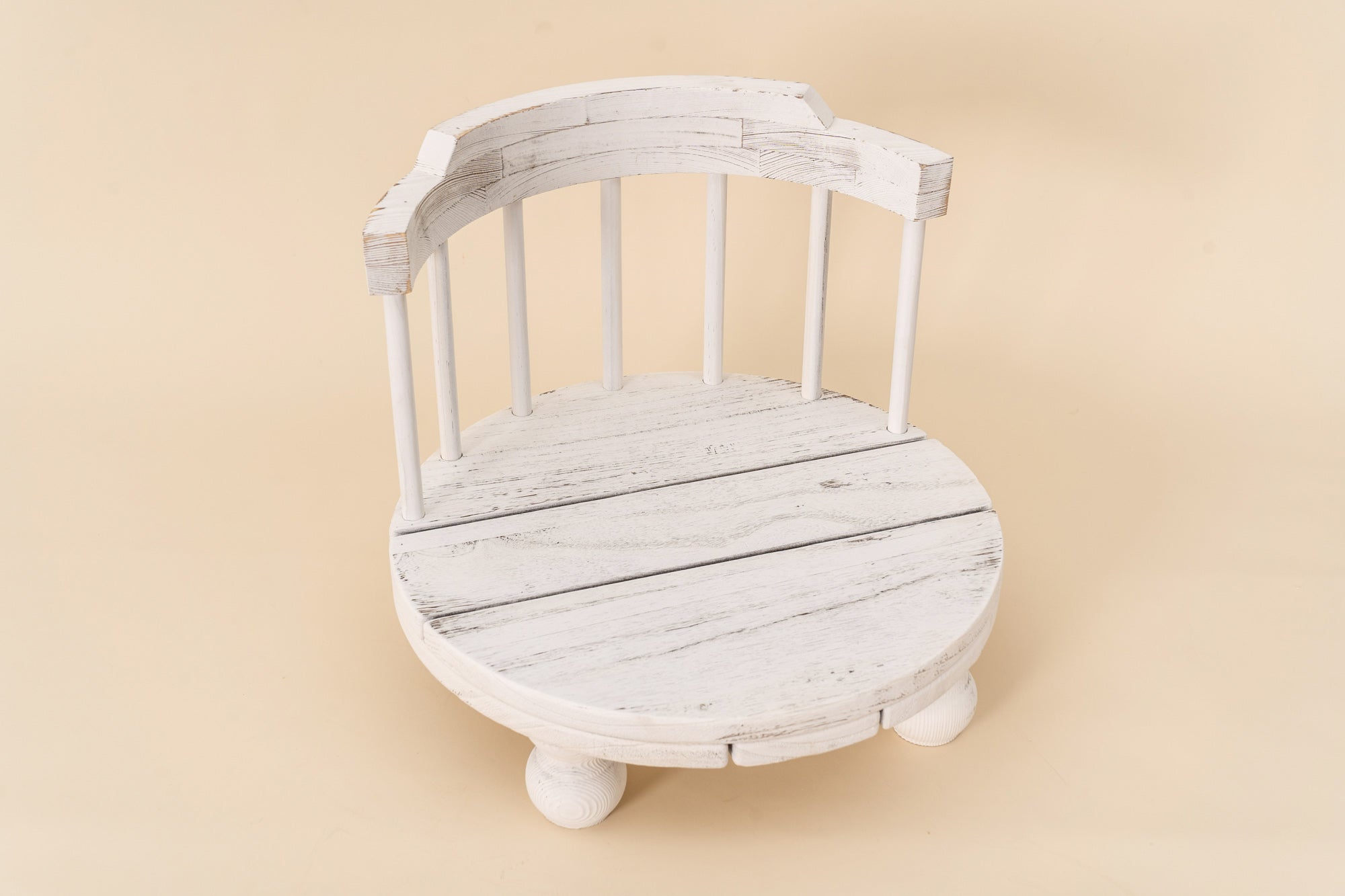Sedia vintage in legno bianco per fotografie di neonati