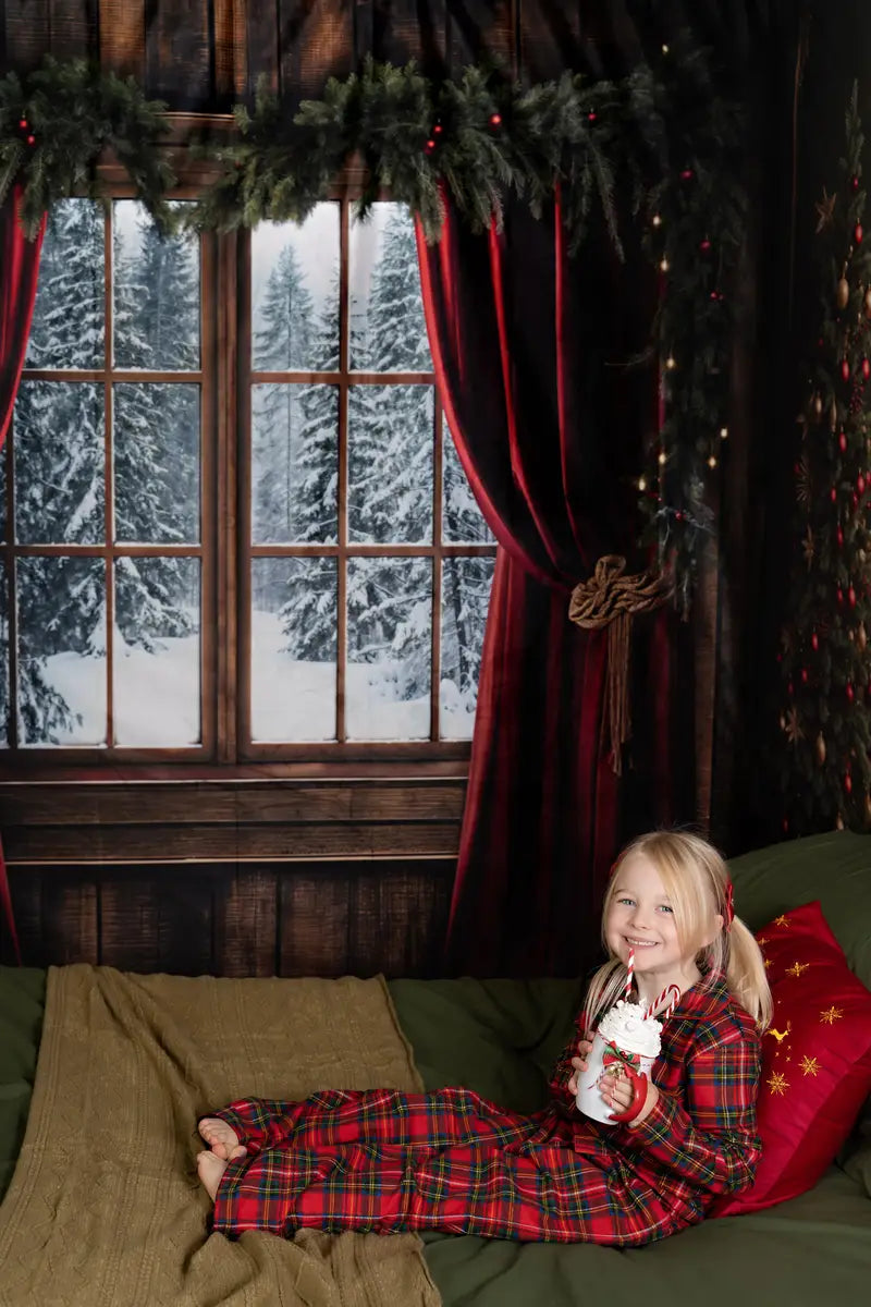 Cortinas de Navidad Rojas en Habitación con Ventana enmarcada de color marrón oscuro