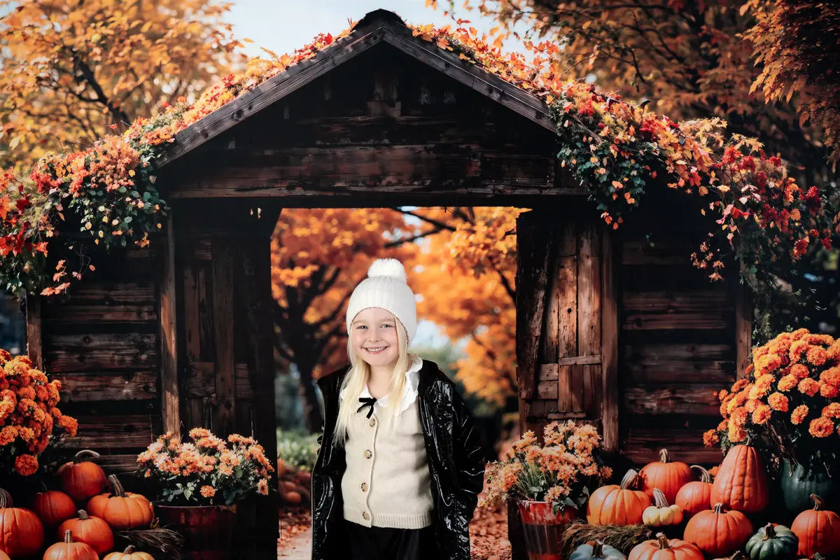 Fondo de puerta de granero marrón de calabaza en el bosque de otoño diseñado por Emetselch