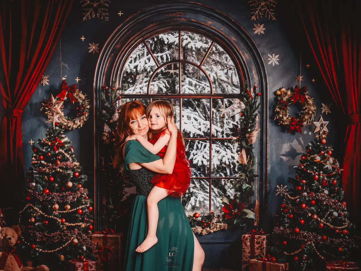 Ghirlanda di Natale Orsacchiotto Tenda Rossa Arco Finestra Verde Scuro Sfondo Disegnato da Emetselch