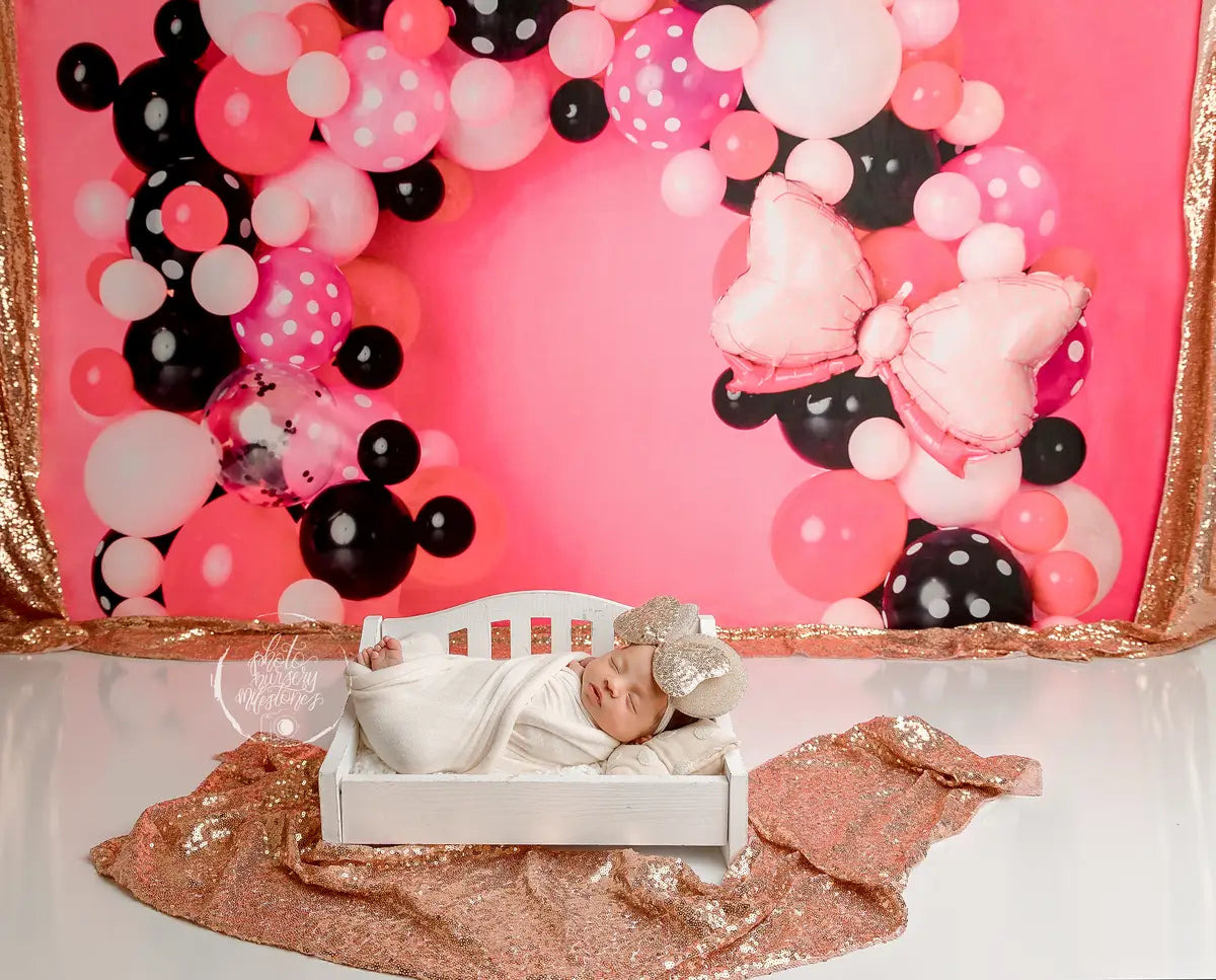 Arco di palloncini colorati con topolino cartone animato su sfondo rosa progettato da Mandy Ringe Photography