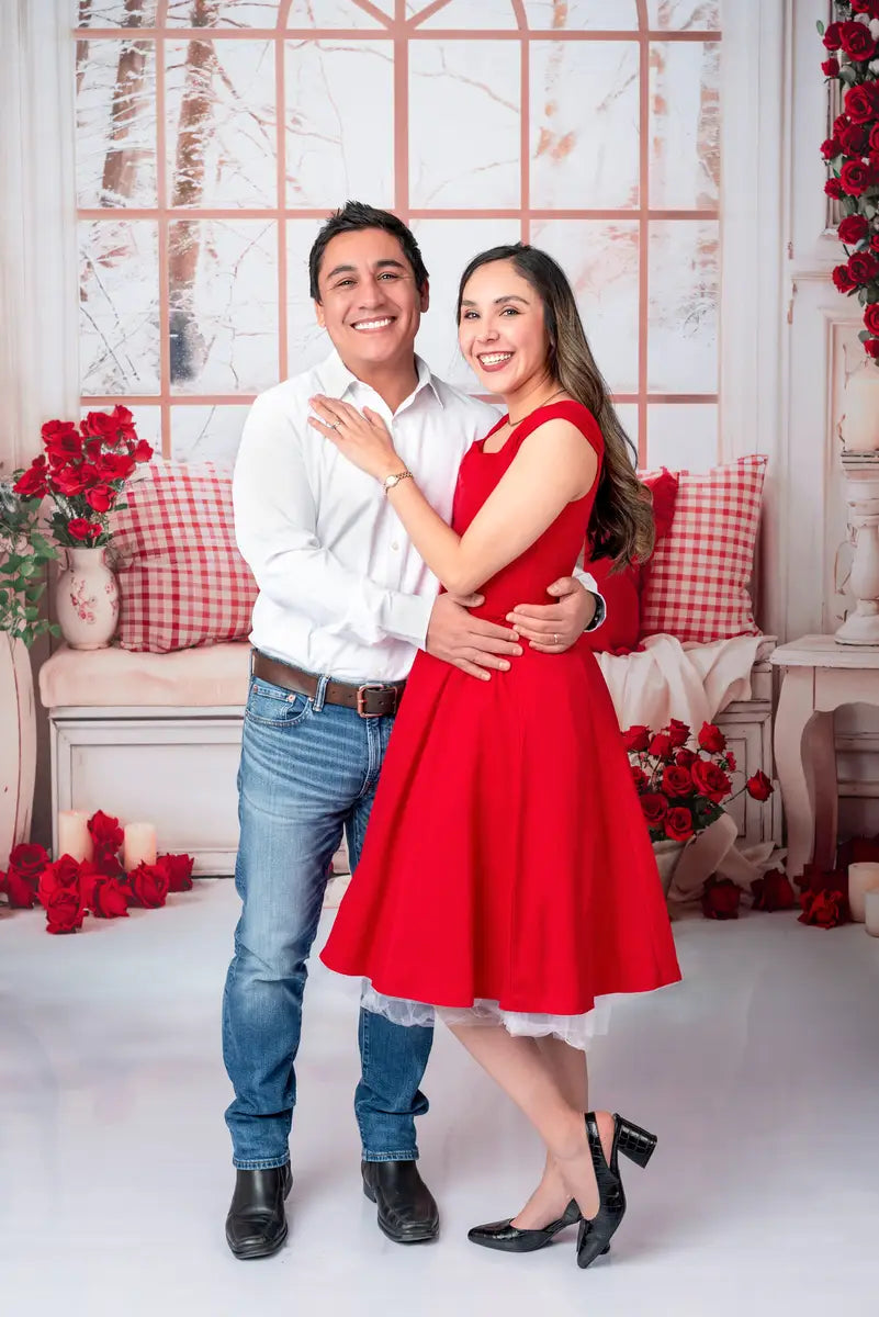 Sofá blanco para el Día de San Valentín con fondo de rosas en ventana para fotografía