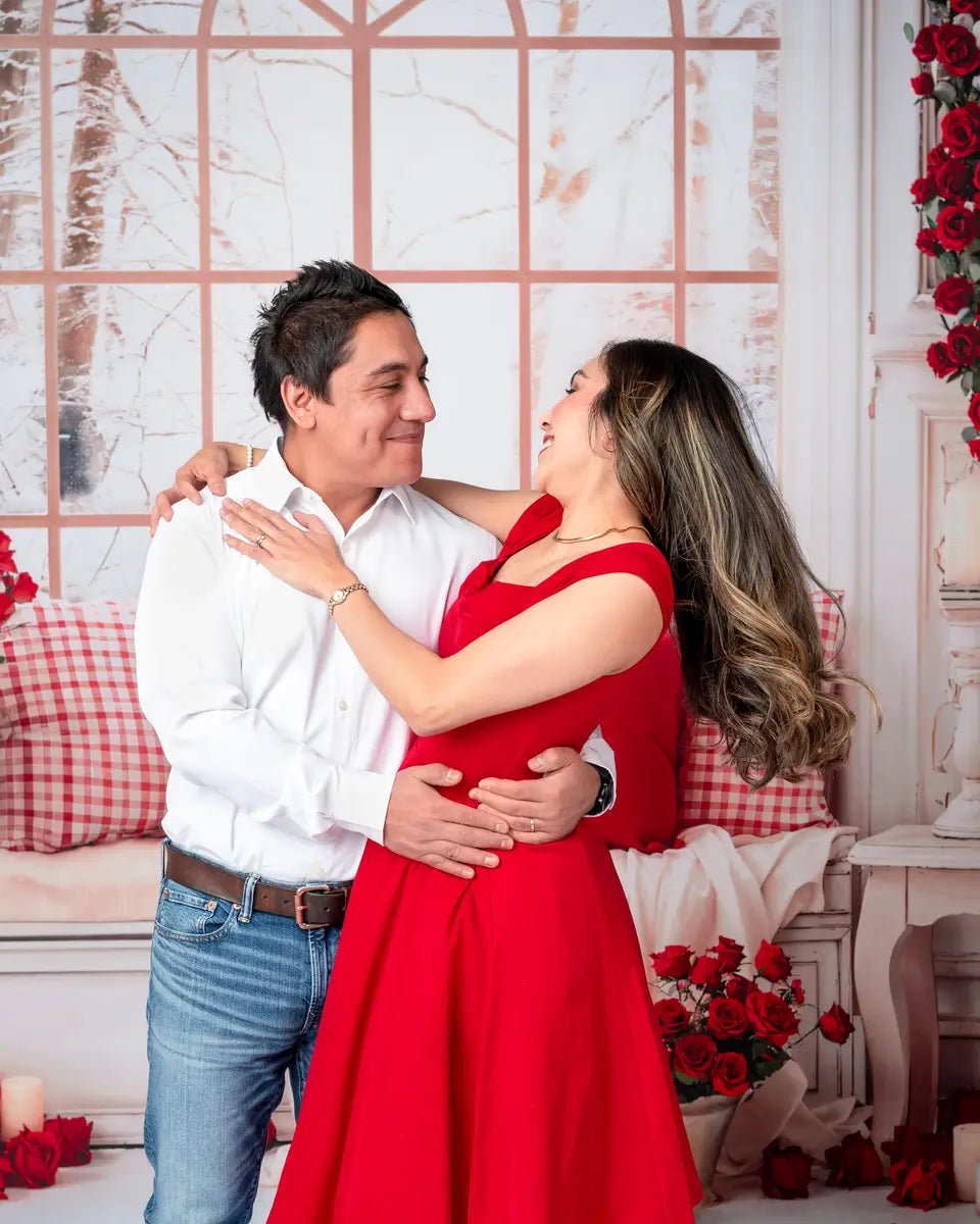 Sofá blanco para el Día de San Valentín con fondo de rosas en ventana para fotografía