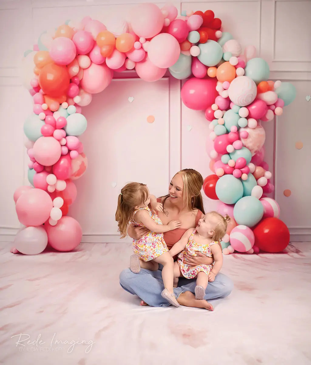 Verjaardagstaart Kapotgeslagen Lichtroze Lijn Wand Kleurrijk Ballonnen en Confetti Boog Foto Achtergrond Ontworpen door Lidia Redekopp