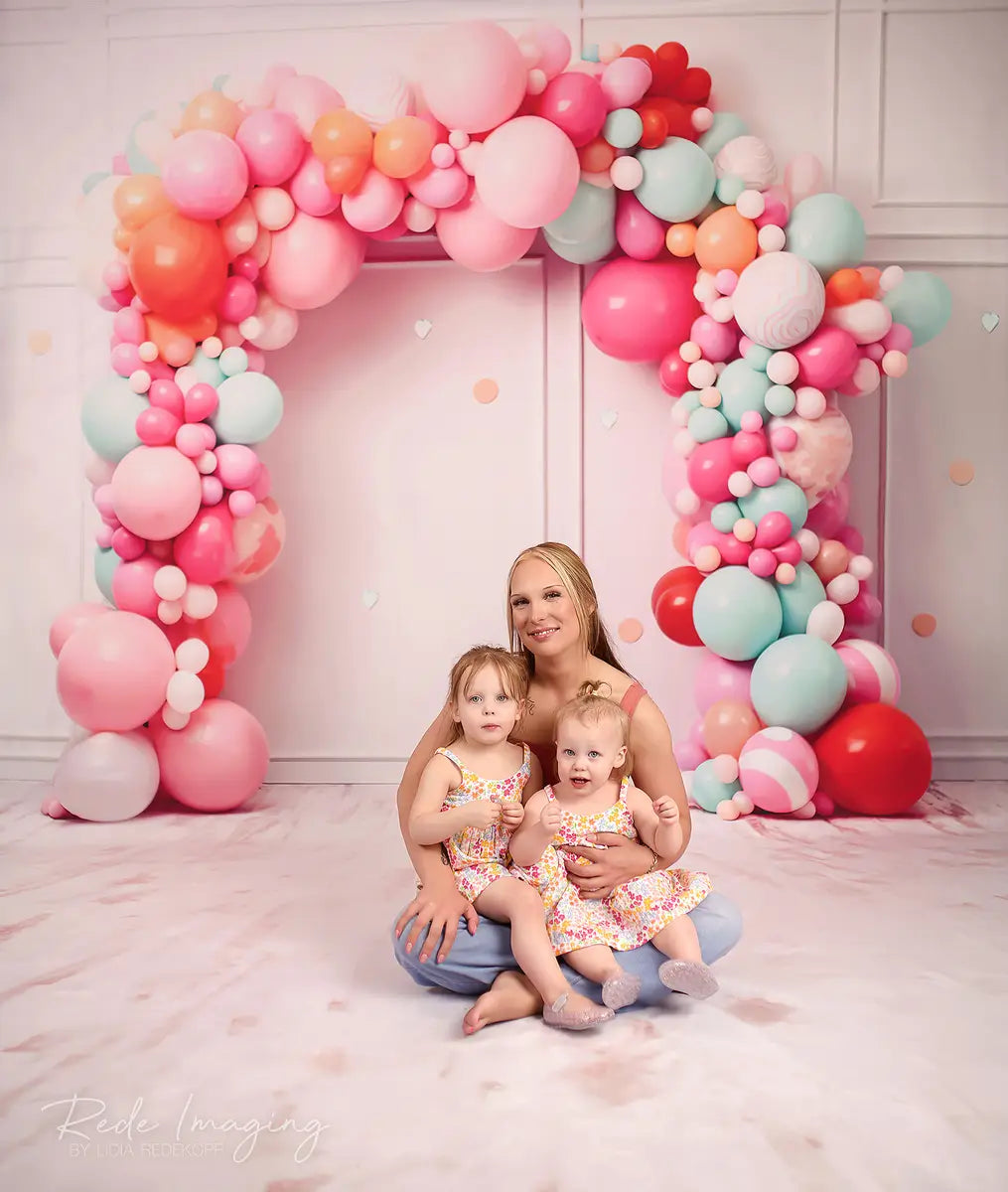 Verjaardagstaart Kapotgeslagen Lichtroze Lijn Wand Kleurrijk Ballonnen en Confetti Boog Foto Achtergrond Ontworpen door Lidia Redekopp