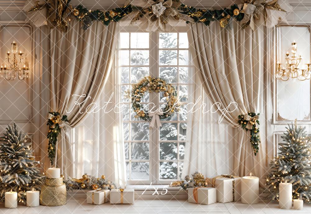 Fondo de ventana con cortina beige de Navidad y marco blanco diseñado por Emetselch