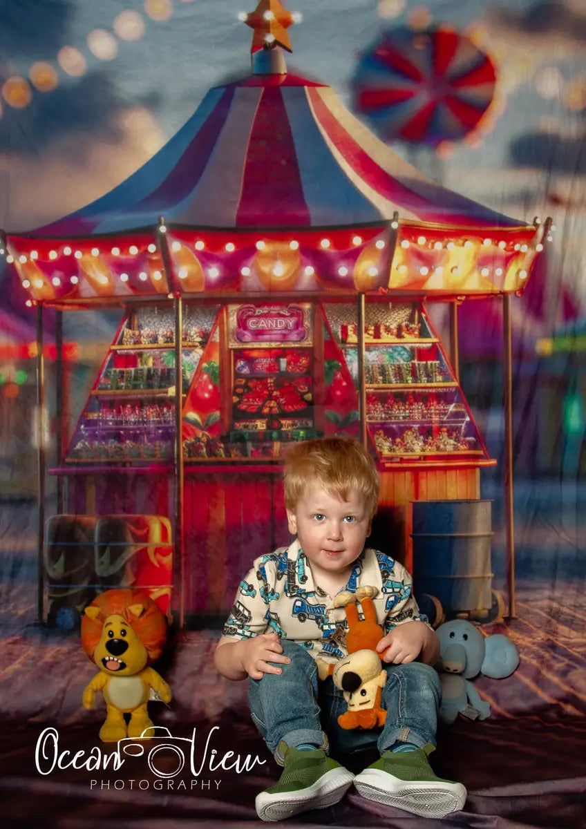 Fondo de tienda de caramelos de circo de carnaval moderno diseñado por Lidia Redekopp