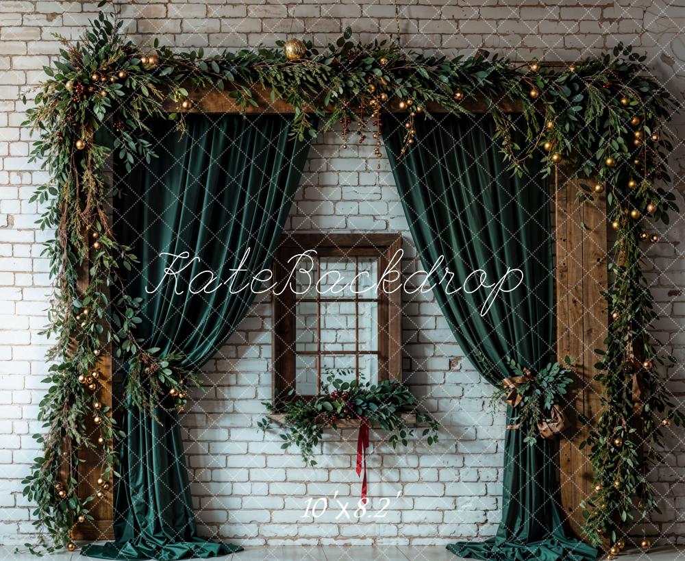 Cortina verde de Navidad marrón para ventana blanca fondo de pared de ladrillo - Diseñado por Chain Photography