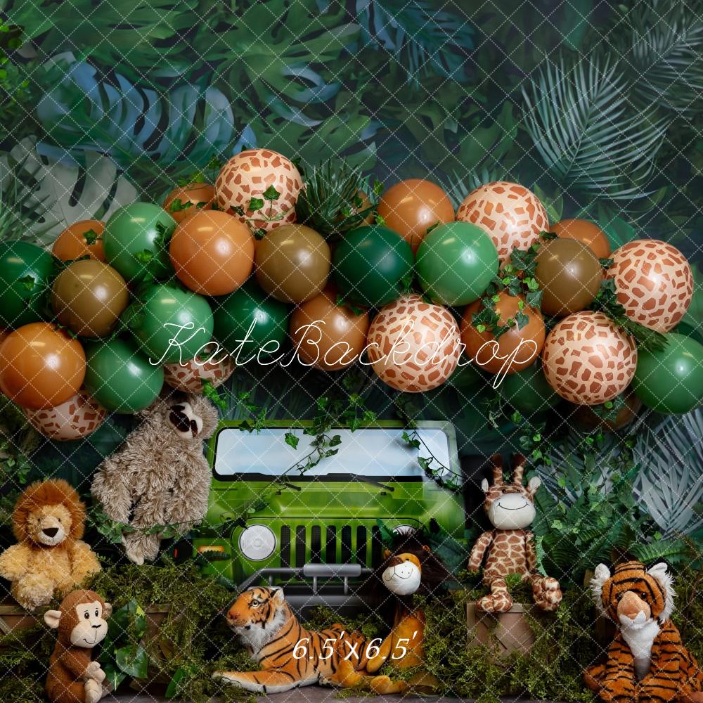 Fondo de pastel de aplastamiento de safari en la jungla con arco de globos verdes Diseñado por Megan Leigh Photography